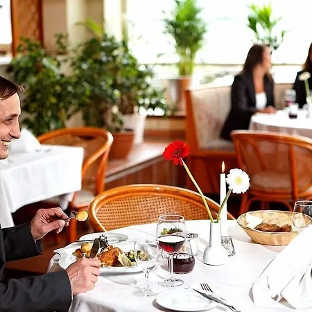 Отель Rheinhotel Vier Jahreszeiten 3*