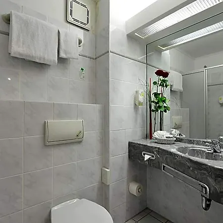 מלון Rheinhotel Vier Jahreszeiten