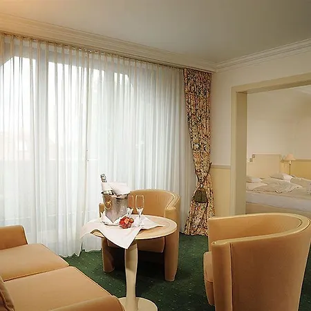 Отель Rheinhotel Vier Jahreszeiten Бад-Брайзиг