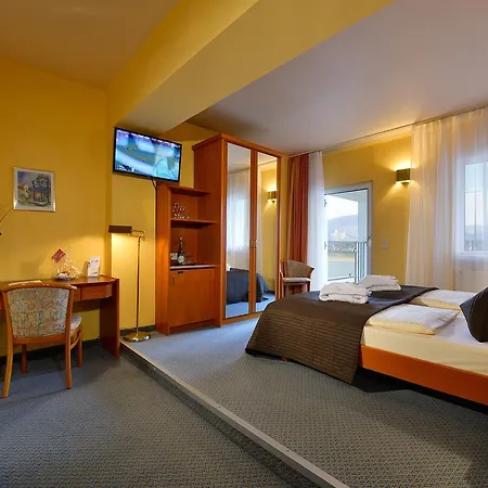 Rheinhotel Vier Jahreszeiten Отель Бад-Брайзиг