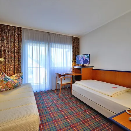 Отель Rheinhotel Vier Jahreszeiten Бад-Брайзиг