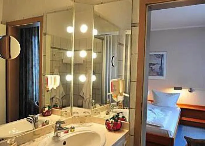 מלון Rheinhotel Vier Jahreszeiten